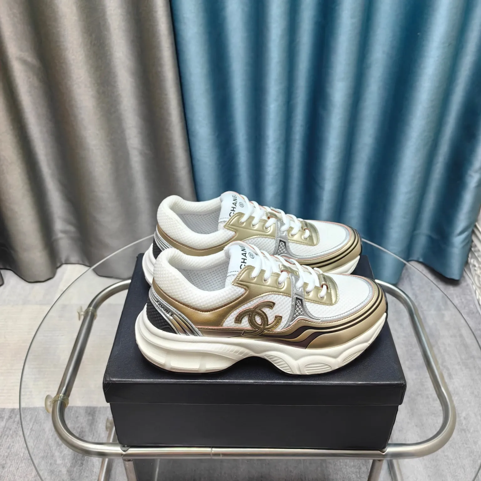 p680🐮🐮Chanel Chanel dad shoes, men and women couples - 2025 counter top casual sports shoes This classic design; the upper is electro-embroidered with a variety of techniques; the outsole is fashionable and sporty; it is unusual to incorporate a variety of color matching elements... The diversified mix and match is very beautiful and versatile, casual, fashionable, sports and outdoor can be taken into account... ꫛꫀꪝ Go➫ Material: ❶Upper is made of: Original imported first-layer silk cowhide + original waterproof cloth + original first-layer cowhide ❷Inner lining: original sheep lining + mesh ❸Outsole based on: original TPU combination outsole Special counter boutique packaging complete set for women 35–41